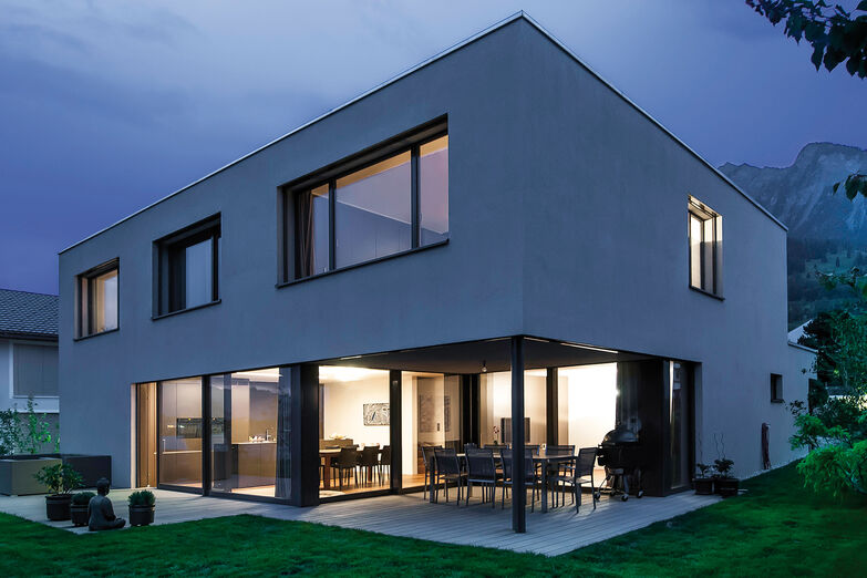 Nicht nur optisch elegant, sondern auch überzeugend, was den geringeren Energieverlust dank der Fenster angeht: Eschbal.