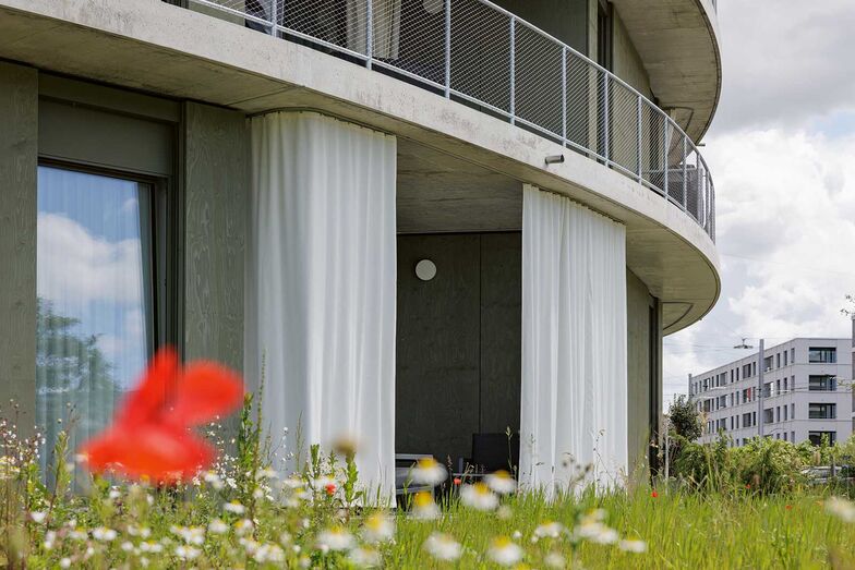Massgefertigte Balkonvorhänge für draussen sind ein vielseitiger und verschiebbarerer Sonnenschutz, der zugleich als Gestaltungselement und Sichtschutz dient. www.mhz.ch