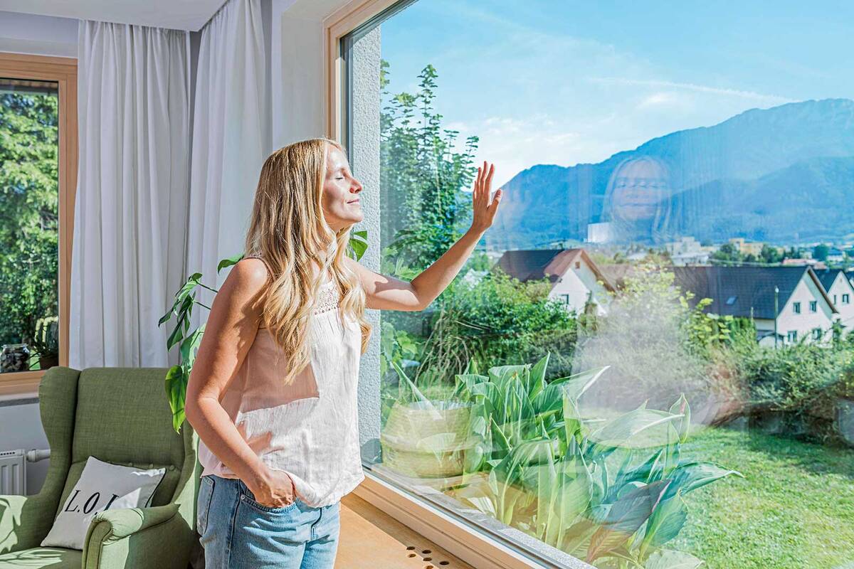 Die Wärme bleibt drin: Das Wärmeschutzglas «Low-Carbon iplus» von Internorm besteht zur Hälfte aus recyclebarem Material. Für die Herstellung werden emissionsarme Rohstoffe verwendet, die einen geringen CO2-Fussabdruck widerspiegeln. Internorm International GmbH.