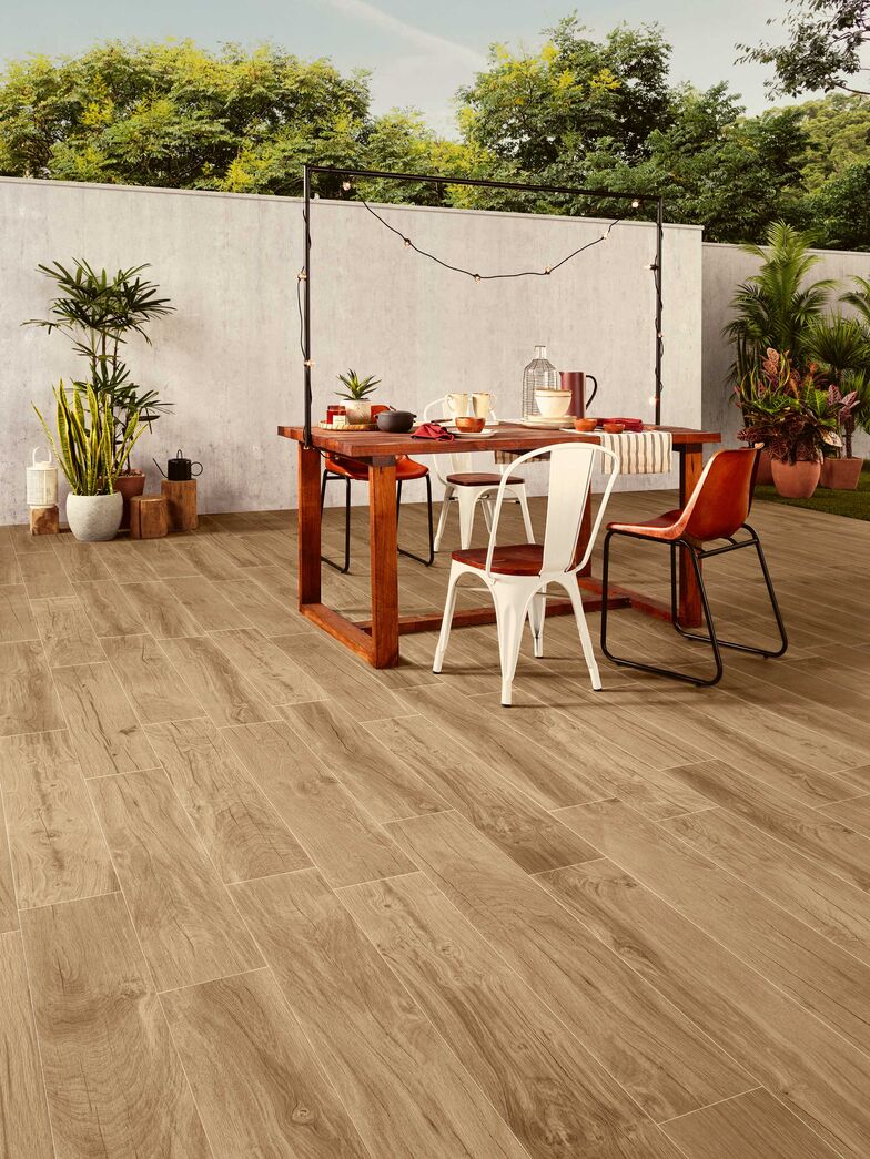 Was aussieht wie Holz, ist pflegeleichtes und frostsicheres Feinsteinzeug. Es ist in drei Holzoptiken erhältlich und UV-beständig. Ganz Baukeramik AG, www.ganz-baukeramik.ch