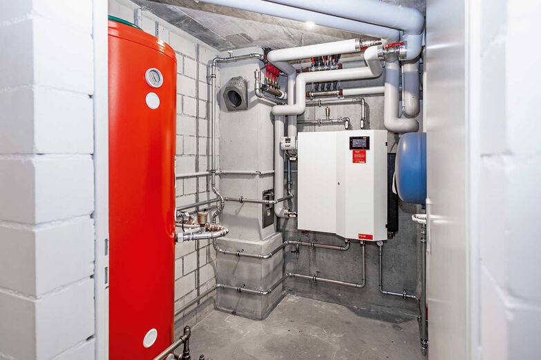 Nachhaltige Fernwärme: Die Nutzung von Fernwärme bietet eine hohe Energieeffizienz. Wer auf das Heizen mit Fernwärme wechselt, profitiert von einer gleichmässigen Temperaturverteilung im Haus sowie einer einfachen Handhabung. So entfällt beispielsweise das Nachfüllen von Heizöl. Die indirekte Kompaktstation «TransTherm giro» von Hoval fungiert als Übergabestation und Hauszentrale zugleich: Sie regelt, überwacht und überträgt Wärme aus dem Fernwärmenetz an die hauseigenen Heizungs- und Wassererwärmungsanlagen. Vor der Installation muss bei der Wohngemeinde abgeklärt werden, ob die Region bereits für das Fernwärmenetz erschlossen ist. Auch das Gebäude muss die technischen Voraussetzungen erfüllen, dies kann sich je nach Baustandard unterscheiden. Hoval AG, www.hoval.ch