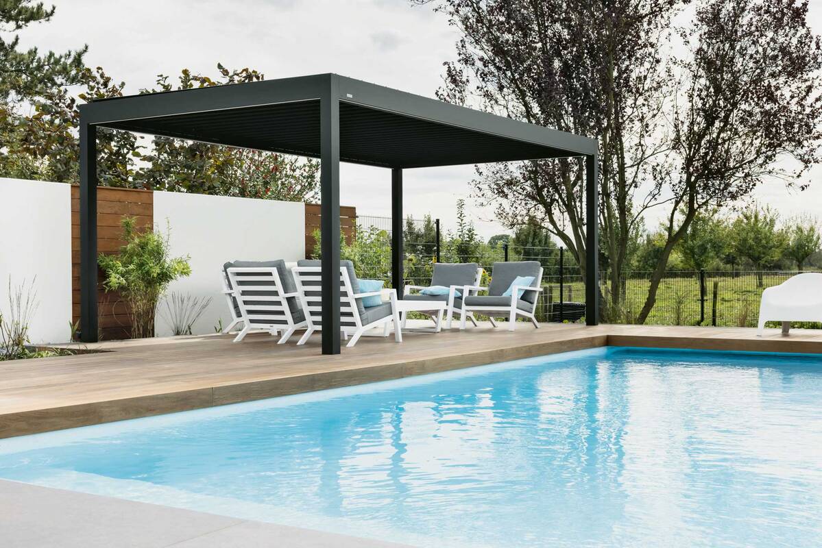 Die Lamellen der «Pallazzo Lounge» sind um 135 Grad drehbar. Mit nur einem Knopfdruck lassen sich dadurch Lichteinfall und Schatten auf dem Sitzplatz regulieren. Green Style Holland GmbH.