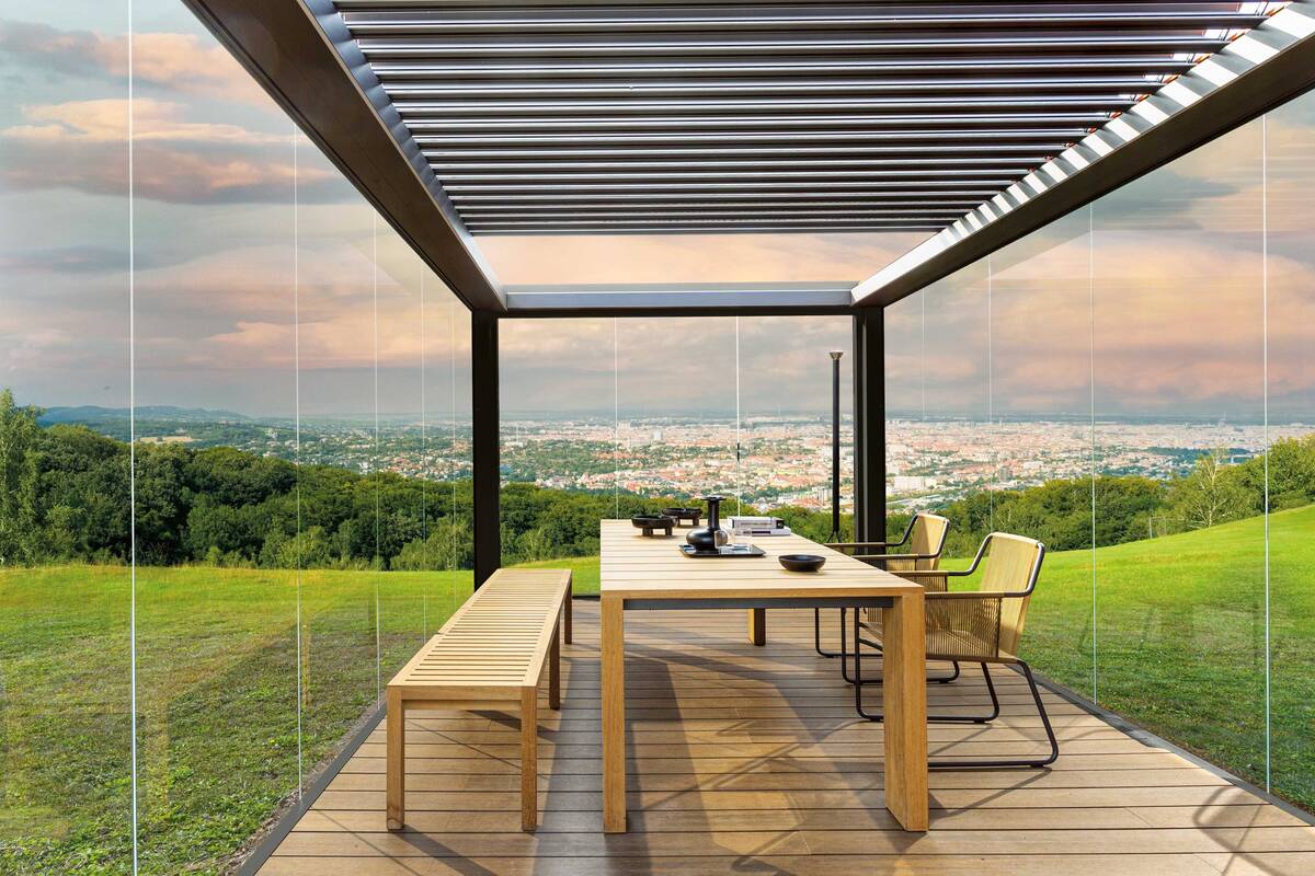 Wer im Glashaus sitzt, sollte verspiegeltes Glas nutzen: Die Pergola «Connect» aus Spiegelwänden vereint Open-Air-Gefühl mit Privatsphäre. In geschlossenem Zustand schützen Lamellen vor Sonne, Wind und Regen. pm outdoor design.