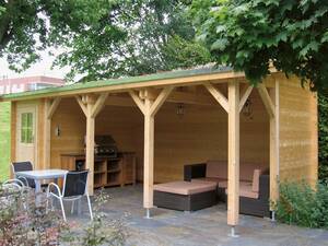 Der Holzpavillon «Helena» passt mit seinen natürlichen Materialien optimal in den Garten. Das Basismodell in handwerklicher Ständerbauweise ist erweiterbar mit Seitenwand, Fenstern und Geräteraum. Tomwood AG.