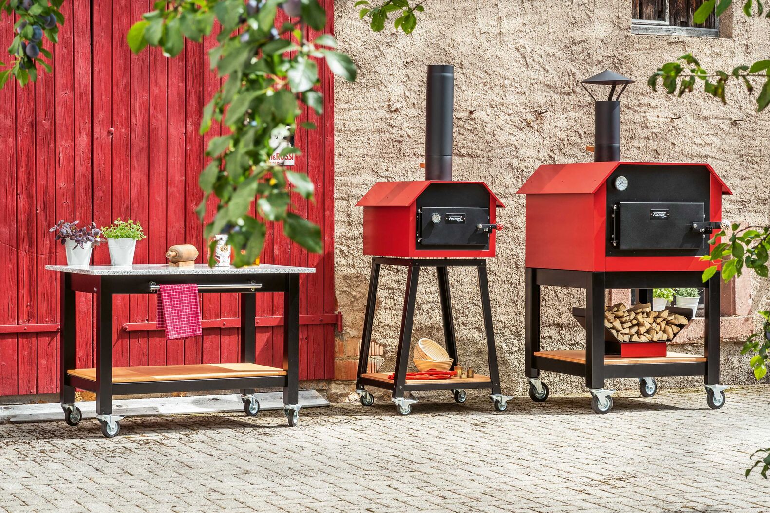 Die Furnus-Holzbacköfen eignen sich für Brot, Pizza und Kuchen, aber auch zum Grillieren. Durch die integrierten Räder sind sie mobil. Hein Feuerkonzepte GmbH, www.feuerkonzepte.ch
