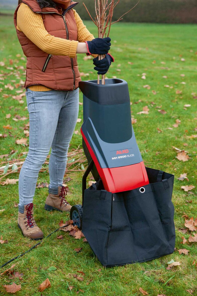 Der neue AL-KO Elektro-Messerhäcksler «MH 2500 SLICE» produziert ideales Häckselgut zum Abdecken von Beeten. Mit seinen beiden gehärteten Doppelmessern und der starken Motorisierung verarbeitet er effektiv holzige und blättrige Gartenabfälle. In den extra grossen Trichter lassen sich mühelos Äste mit bis zu 40 mm Durchmesser einführen. Ein Nachstopfer erleichtert die Zufuhr von sperrigem Häckselgut. Neben dem grossen Fangsack überzeugt der elektrische Messerhäcksler vor allem durch sein geringes Gewicht von lediglich 13,5 kg, dank dem er sich komfortabel transportieren lässt. Ausserdem verfügt das Modell über eine Sicherheitsverriegelung: steckengebliebenes Häckselgut lässt sich gefahrlos entfernen. AL-KO.