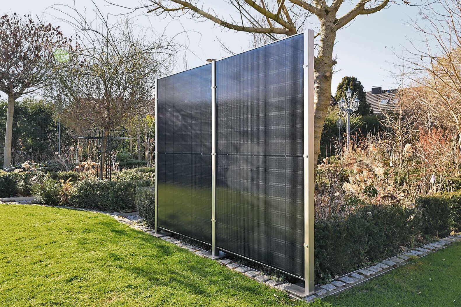Solarzaun: Individuell erweiterbare Solarzäune gehören ab sofort zum Produktsortiment der Firma Richard Brink. Sie fungieren als Sichtschutz und liefern nachhaltigen Strom. Für individuelle Gestaltungskonzepte und Aufstellsituationen bieten sich verschiedene Optionen. Das System ist von der Basis bis zum Einspeisen durchdacht. Die Solarmodule sind sicher zwischen Zaunpfosten befestigt. Die Edelstahl-Konstruktionen mit matt gestrahlter Oberfläche sind technisch wie optisch hochwertig. Neben den 450-Watt-Solarmodulen stehen Kunden auch hochwertige Edelstahlbleche als Trennelemente zwischen den Zaunpfosten zur Verfügung. www.richard-brink.de