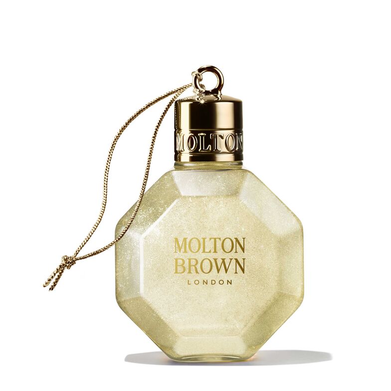 Die funkelnde Kugel findet entweder am Christbaum oder im Badezimmer Platz und begeistert mit ihrem wundervoll duftenden Inhalt. Badegel von www.moltonbrown.com
