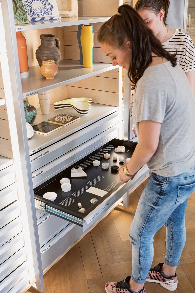 Mit dem permanent eingerichteten «Material-Archiv» wird einem interessierten Publikum, Fachleuten, Berufs- und Hochschulen sowie Schulklassen aller Stufen ein interaktives Labor für Materialrecherchen zur Verfügung gestellt. Fotos: Michael Lio