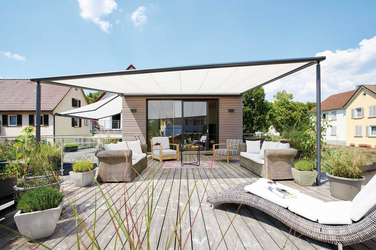 Trotz der leicht anmutenden Bauweise ist die «Pergola Markise» äusserst windstabil und kann Flächen bis zu 90 Quadratmeter vor Sonne schützen. Markilux.