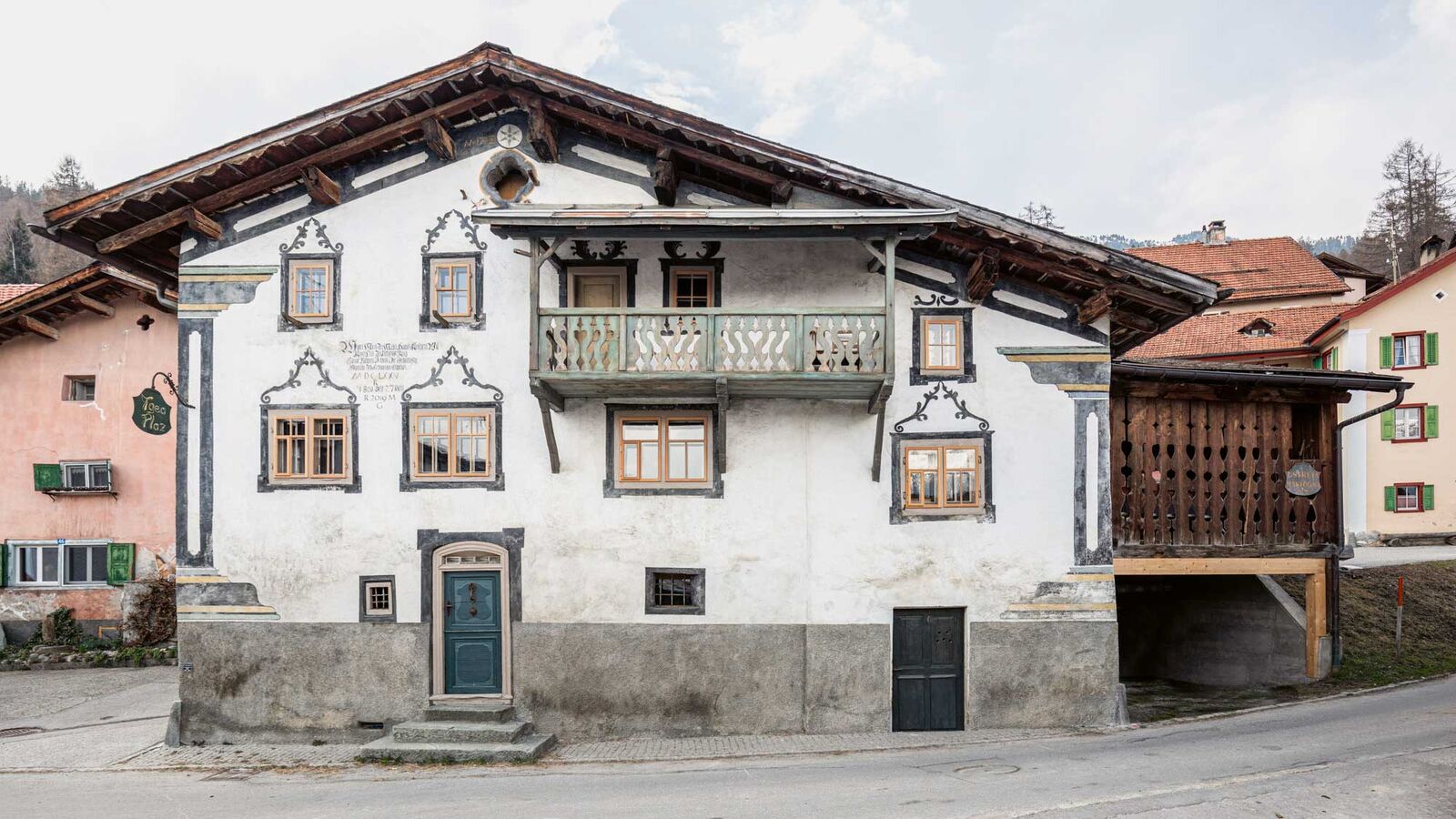 Für das unter Denkmalschutz stehende Haus am Platz in Präz ist ein kompletter Satz neuer Vorfenster installiert.