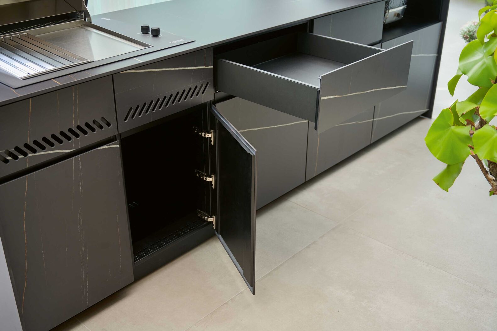 Die klaren Linien und die markante Form des «Fogher FGB»-Grills fügen sich harmonisch in das Gesamtbild der «Avers» Outdoor-Küche ein. Theiss by Lynx Group GmbH, www.theiss.design