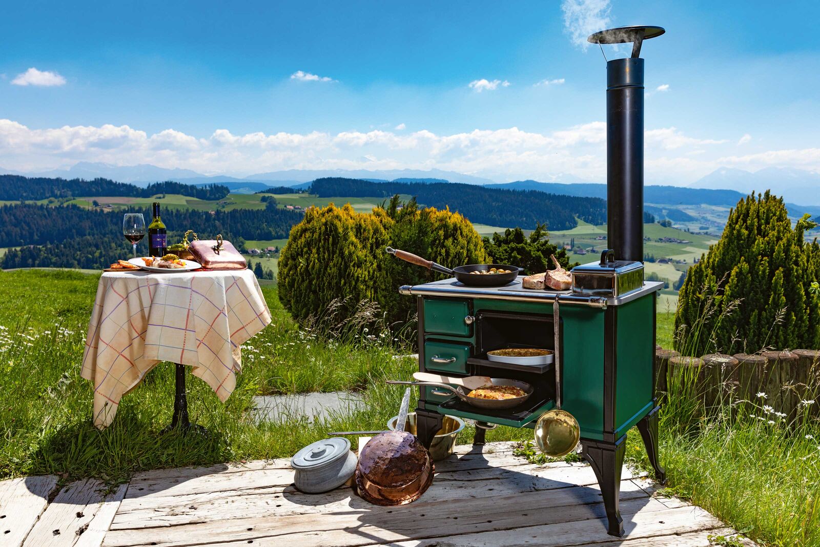 Der restaurierte Holzkochherd in British Racing Green und Schwarz ist eine vollfunktionsfähige Outoorküche.
