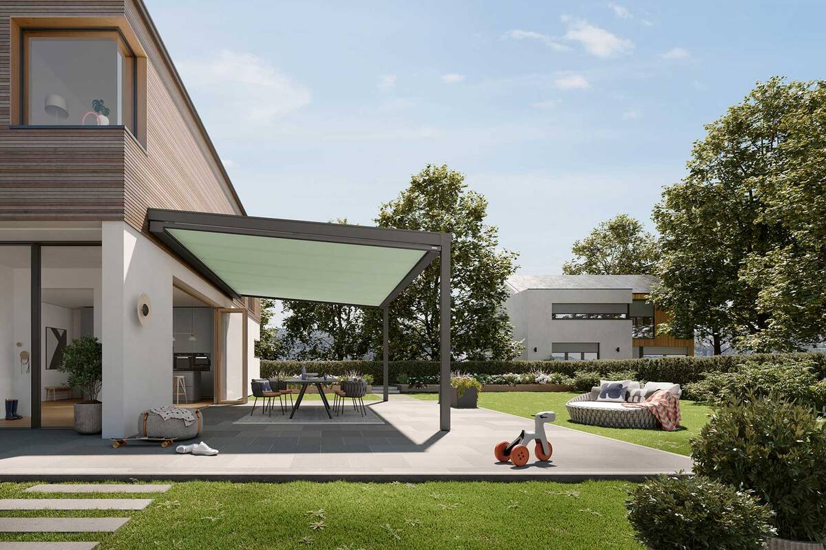 Die Unterglasmarkise für Terrassendächer und Wintergärten spendet kühlenden Schatten und sorgt mit ihren LED-Leuchten für ein schönes Lichtspiel auf der Terrasse. Markilux GmbH + Co. KG.