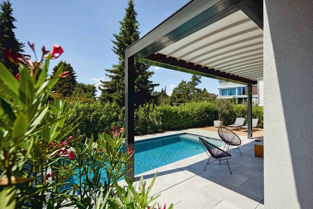 Eine Faltpergola lässt sich nach Belieben öffnen und schliessen – ist aber dennoch stabil und fix installiert. Sie bildet optisch eine Einheit mit dem Gebäude und erweitert den Wohnraum. Schenker Storen AG.