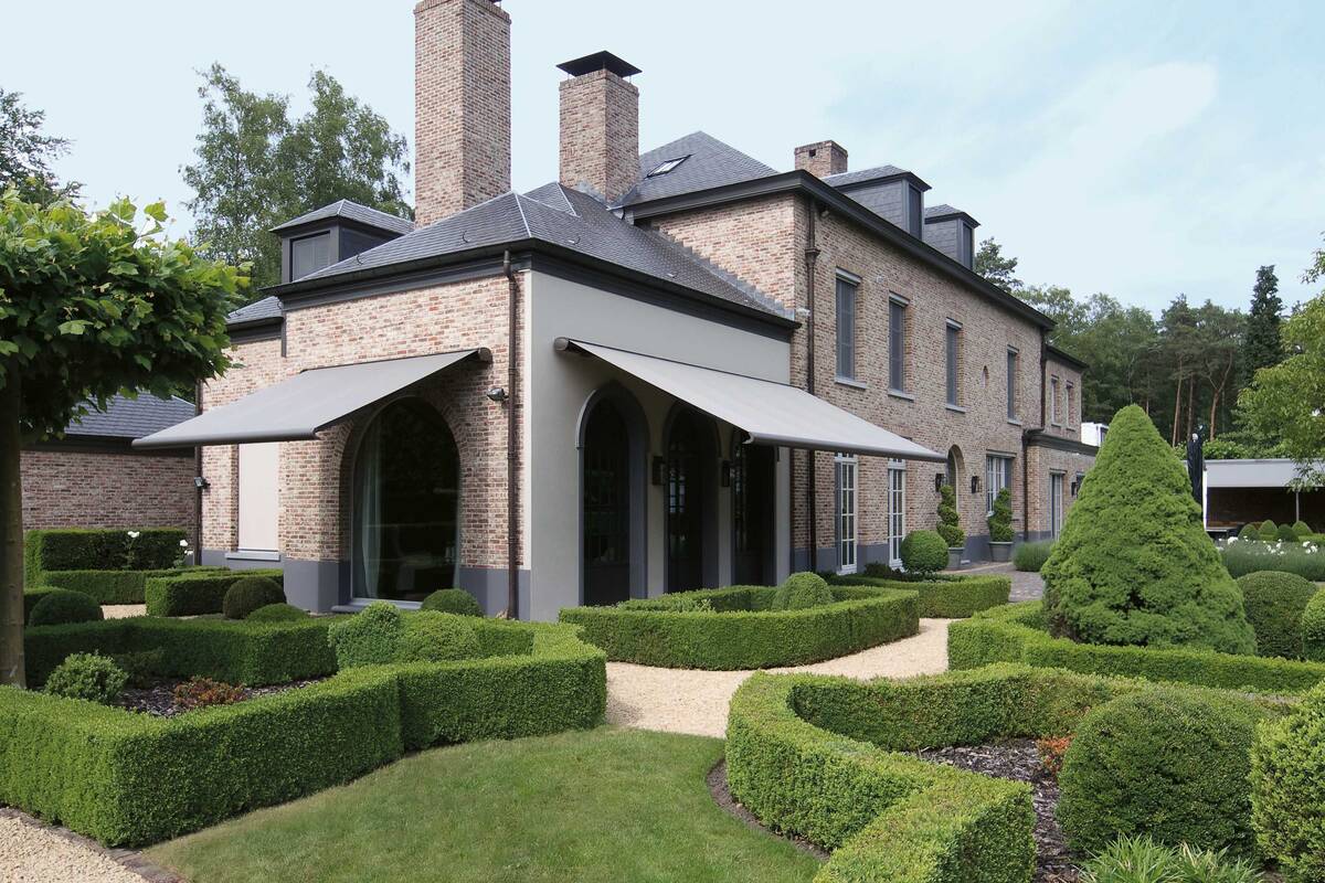 Die Kassettenmarkise «Opal Design II» wurde für die Beschattung grosser Flächen konzipiert und sie passt sich dank ihrem zeitlosen Design jeder Architektur harmonisch an. Griesser AG.
