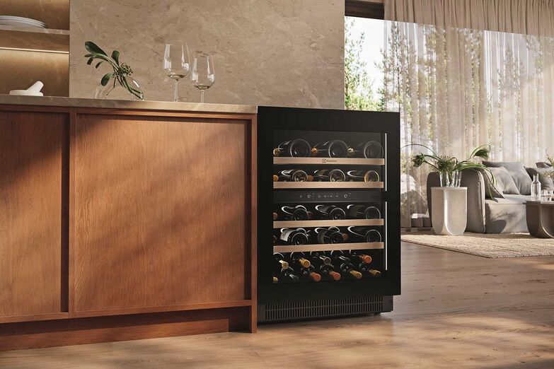 Der Weinkühlschrank «WKF8GL20S» ist die komfortable und platzsparende Alternative zur Kellerlagerung. Er simuliert die Temperatur, Luftzirkulation und Luftfeuchtigkeit eines natürlichen Weinkellers für die optimale Lagerung und Reifung. Die Glastür verfügt über UV-Schutz, ohne die Sammlung zu verstecken. Dadurch dass das Gerät freistehend ist, liesse sich mit dem Kühlschrank ein ästhetischer Weinbereich ohne bauliche Eingriffe einrichten. Electrolux AG, www.electrolux.ch