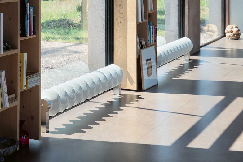 Design-Stück: Dank der Vielseitigkeit bei der Aufstellung, seiner skulpturhaften Optik und dem ikonischen Design prägt «Milano» den Raum. Neu kommt der Heizkörper in einer horizontalen Ausführung mit Elektrobetrieb für eine Wand- oder Bodeninstallation daher. Der in zwei Längen (175 und 202 cm) erhältliche «Milano/horizontal» lässt die Gestaltung der weniger beachteten Bereiche eines Raums zu. Er verfügt über eine Steuerung mit Touch-Befehlen, die das Ein- und Ausschalten sowie die Temperatureinstellung ermöglichen. Ausserdem ist durch den Anschluss an ein Wireless-Thermostat eine wöchentliche Programmierung möglich. Tubes Radiatori srl, www.tubesradiatori.com