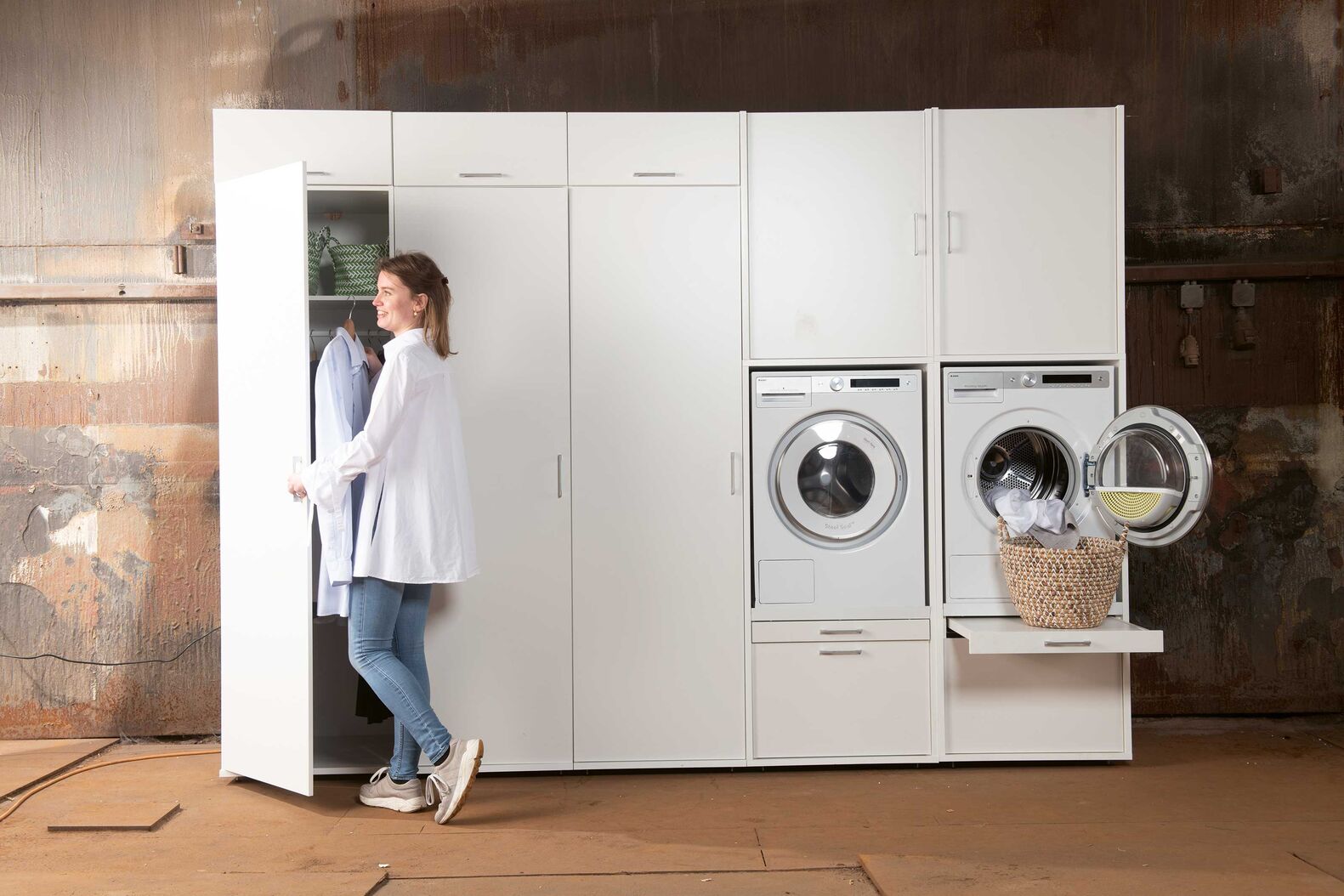 Angepasst. Egal, wie gross der Hauswirtschaftsraum ist, im modular zusammenstellbaren «Washtower» finden Waschmaschine und Trockner Platz. www.washtower.ch
