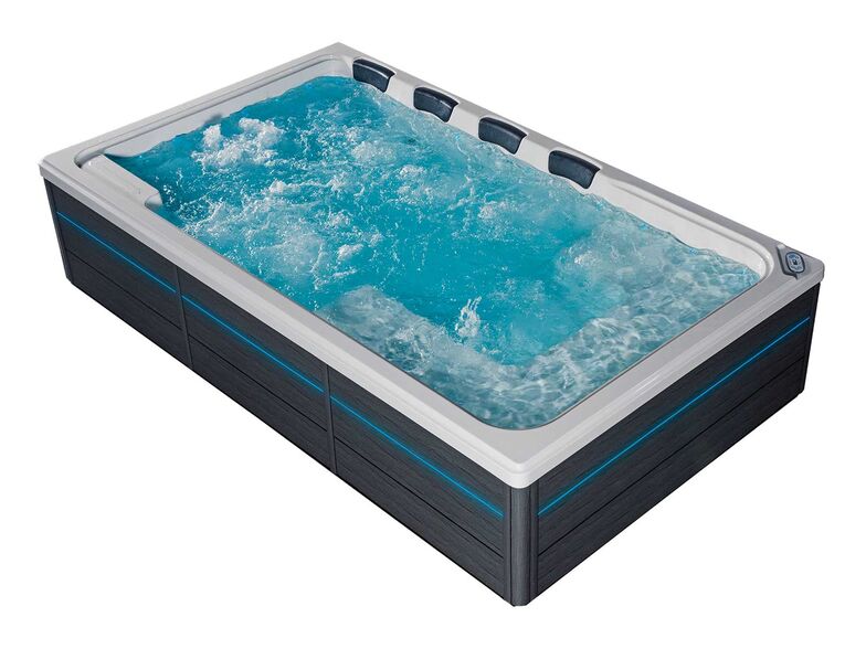 Dieser Whirlpool bietet Entspannung für sechs Personen und kann optional mit einer Lounge-Verkleidung samt Liegen ausgestattet werden. Der «Horizon Spa» hat statt fester Schalensitze zwei durchgehende Bänke, was mehr Bewegungsfreiheit ermöglicht. Badewell AG, www.badewell.ch