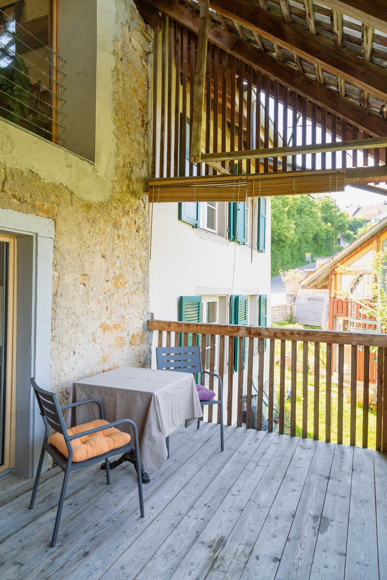 Ein lauschiger gedeckter Balkon und ein grosses Gartenhaus, das Platz für Partys bietet. Der Aussenbereich des Hauses ist eine Bereicherung.
