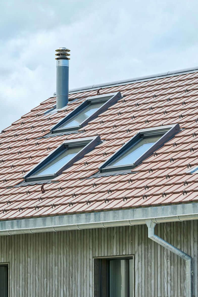 Mit dem neuen Dachaufbau, einer aufgedämmten Gebäudehülle, eigener Solarstromproduktion, dreifach verglasten (Dach-)Fenstern und einer Fernwärmeheizung ist das Haus für die Zukunft gerüstet.