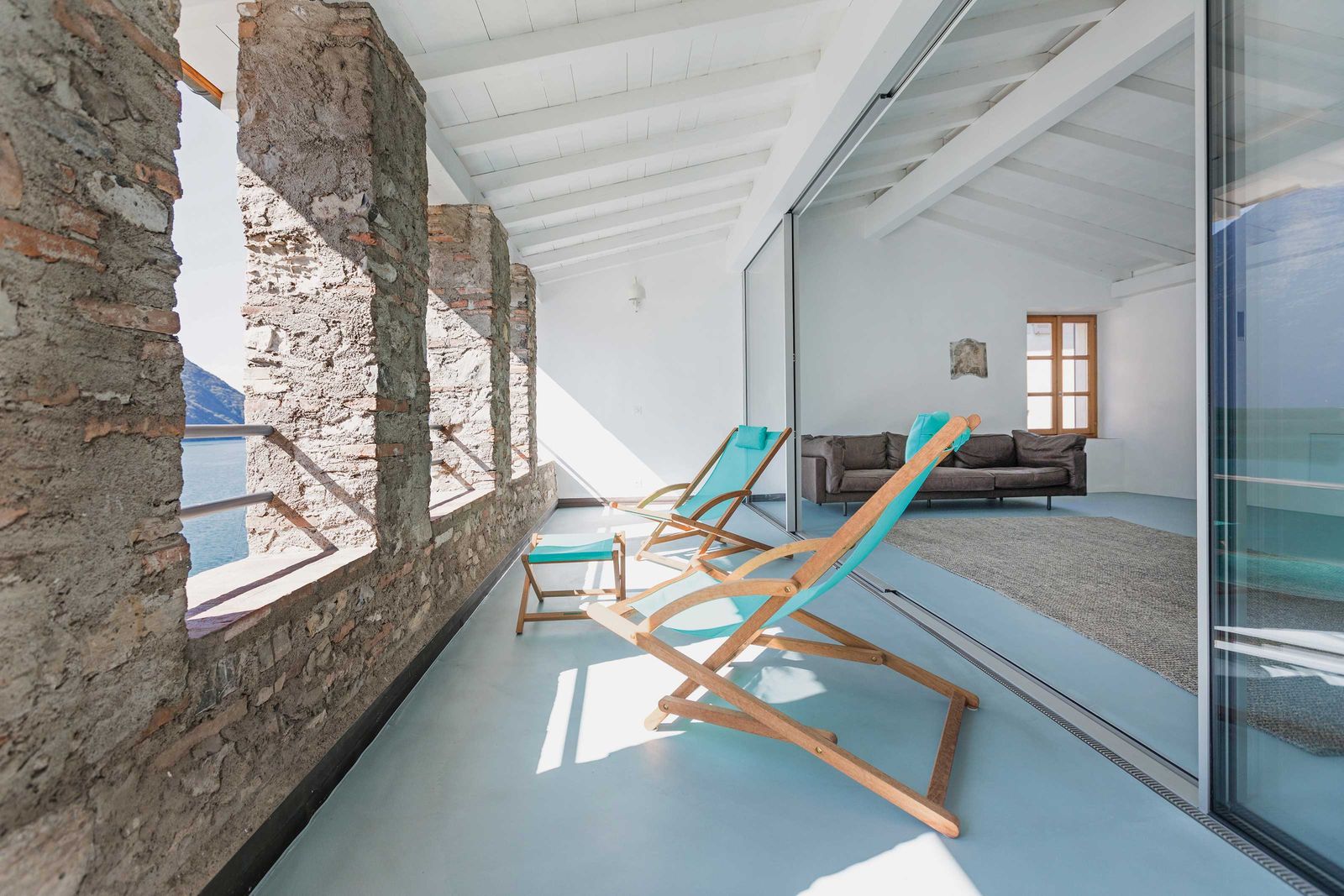 Mit dem Blauton des Bodens sollte der Luganersee, auf den man einen traumhaften Blick von diesem Haus aus hat, in das neue Zuhause geholt werden.