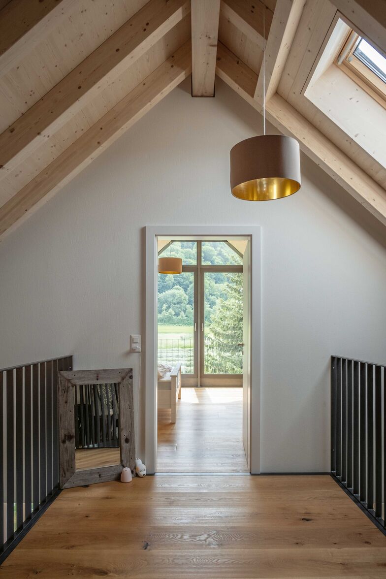 Ein Dachfenster bringt zusätzlich Licht in den Bereich zwischen dem alten Haus und dem neuen Anbau.