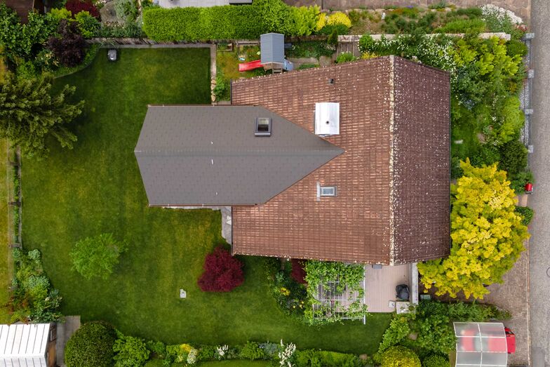 Von oben ist erkennbar, wie sich das neue Dach an das alte Haus fügt.