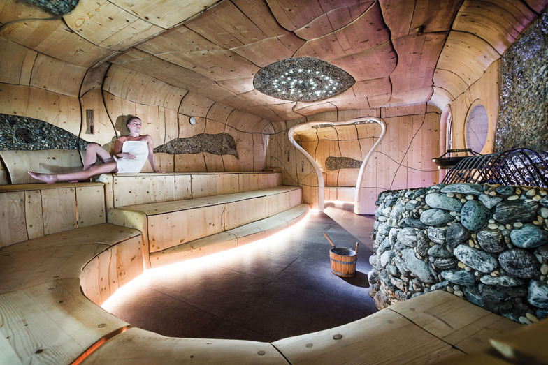 Die handgeschnitzte Sauna «Heiss-Zeit» ist dem Gletscherschliff nachempfunden.