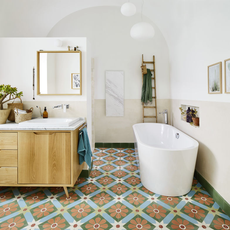 Das Interieurkonzept schlägt den Bogen zwischen Tradition und Moderne. Von Kaldewei stammen die Badewanne «Meisterstück Classic Duo Oval», der Aufsatzwaschtisch «Centro» und die Duschfläche «Scona».