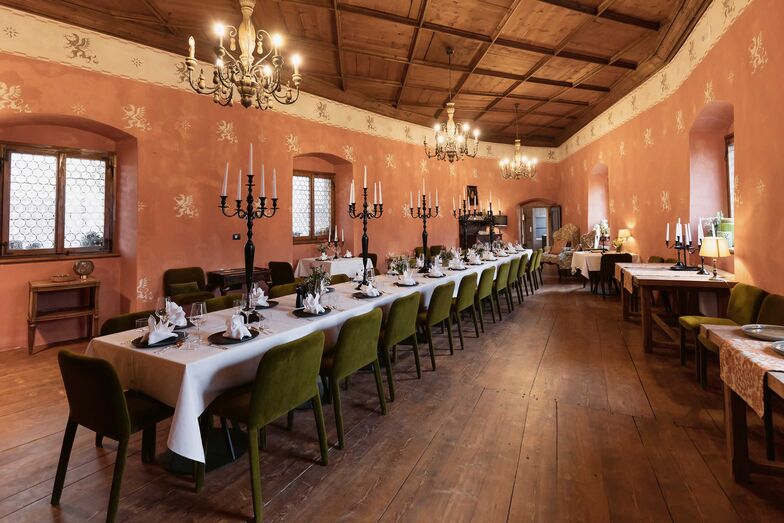 Im Roten Salon kann stilvoll getafelt werden. Foto: Andrea Bianchi Photography.