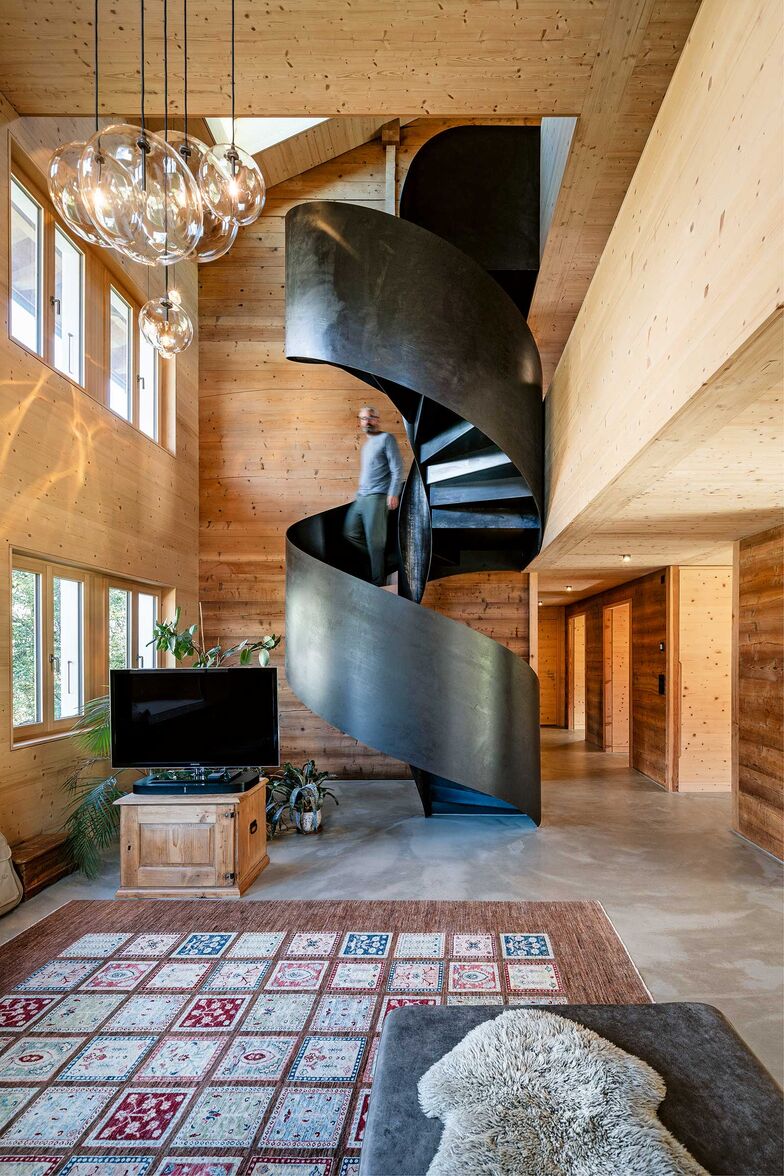 Die mächtige Wendeltreppe aus Rohstahl in das traditionelle Walliserhaus zu integrieren – dazu braucht es durchaus Selbstbewusstsein. Die Form mutet wie eine DNA-Doppelhelix an und passt zu dem Wissenschaftler-Paar, das mit seinen Kindern das Haus bewohnt.