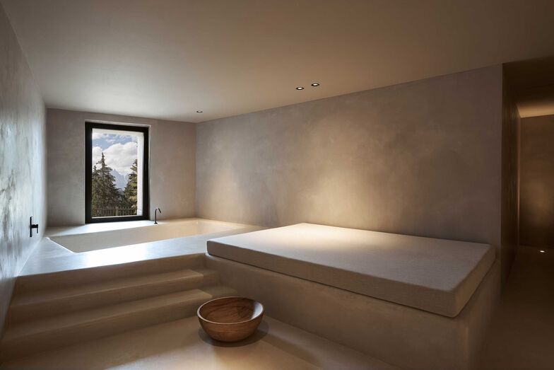 Das Dayspa begeistert mit der geradlinigen Formensprache und dem Blick nach draussen.