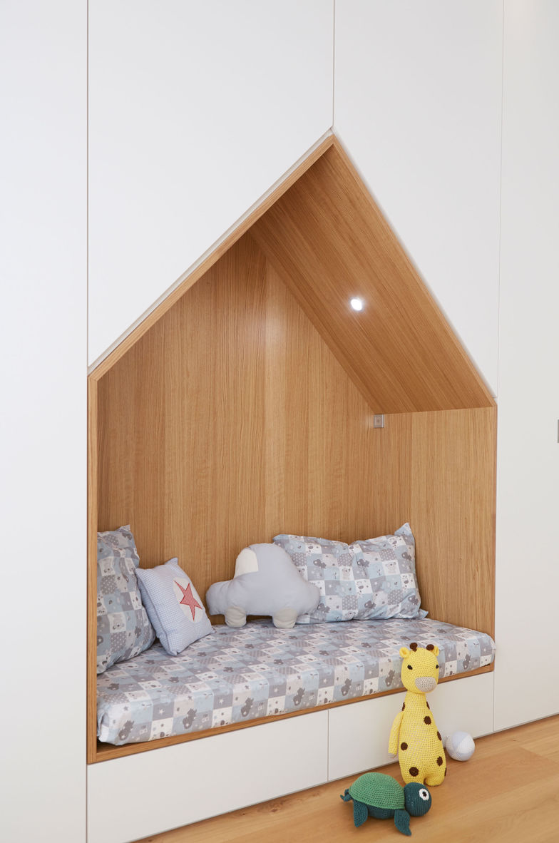 Es muss nicht immer ein Schrank sein – auch solche Nischen wie in diesem Kinderzimmer setzt Alpnach Norm um.