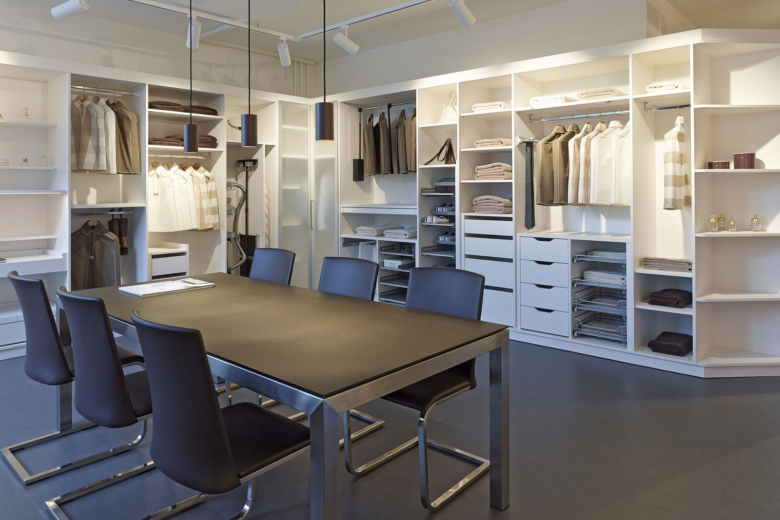 Individuelle Vorstellungen in punkto Bauart und Ausstattung, zum Beispiel Beleuchtung, Auszüge oder spezielle Stauräume, lassen sich im Showroom von Alpnach eins zu eins ausprobieren und vergleichen.