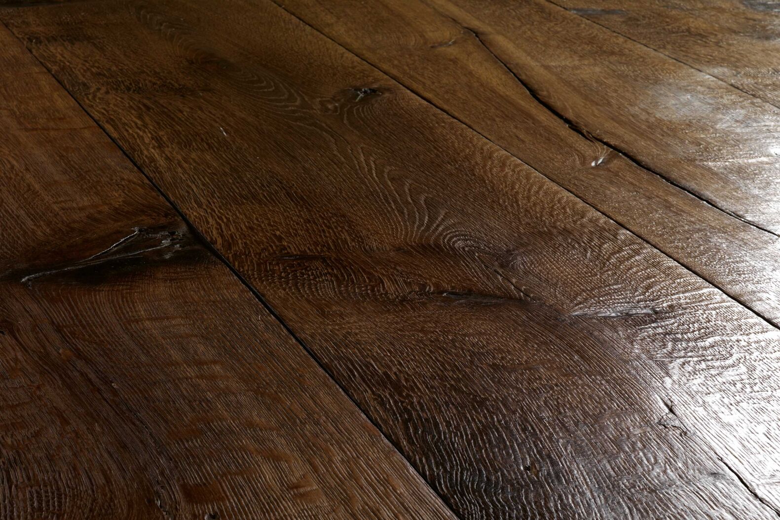 Für ein warmes Flair: Rustikales Eichenparkett im Vintagestil aus der «Wild Art Collection». Die gealterten Holzböden aus französischer Eiche sind in verschiedenen Farben erhältlich. Floor Trade AG, www.floortrade.ch