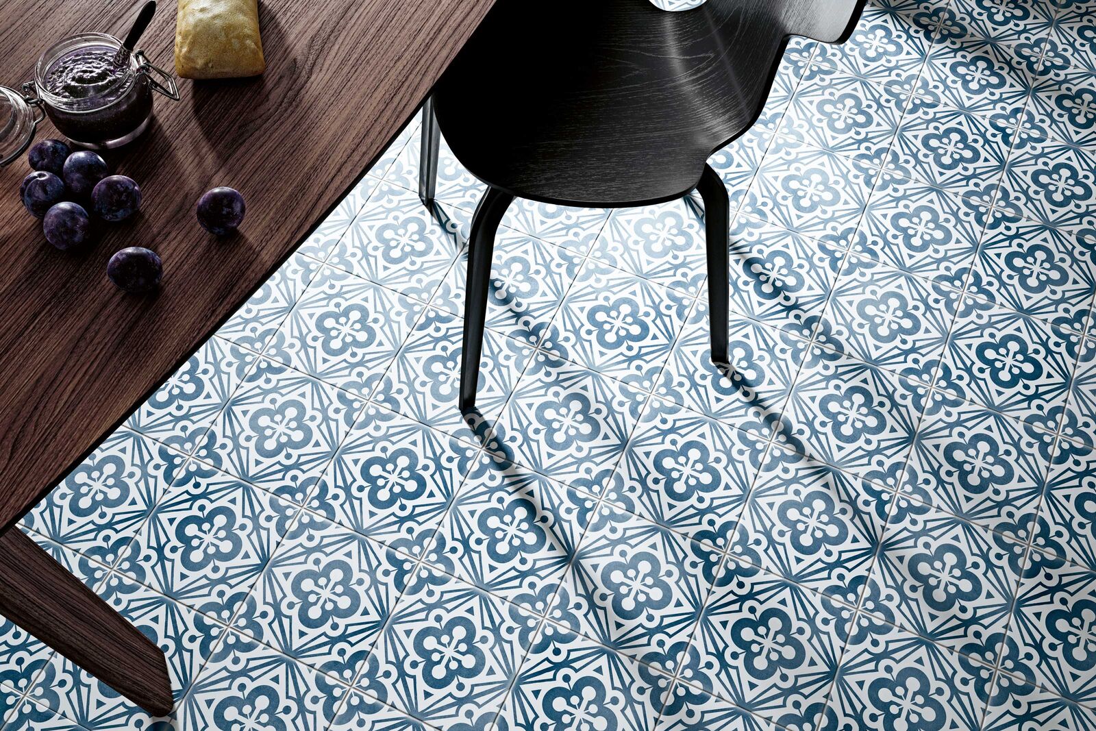 Farbige oder gemusterte Fliesen geben dem Zuhause das gewisse Etwas – wie beispielsweise «Grespania» des spanischen Fliesenherstellers. Tile of Spain, www.tileofspain.de