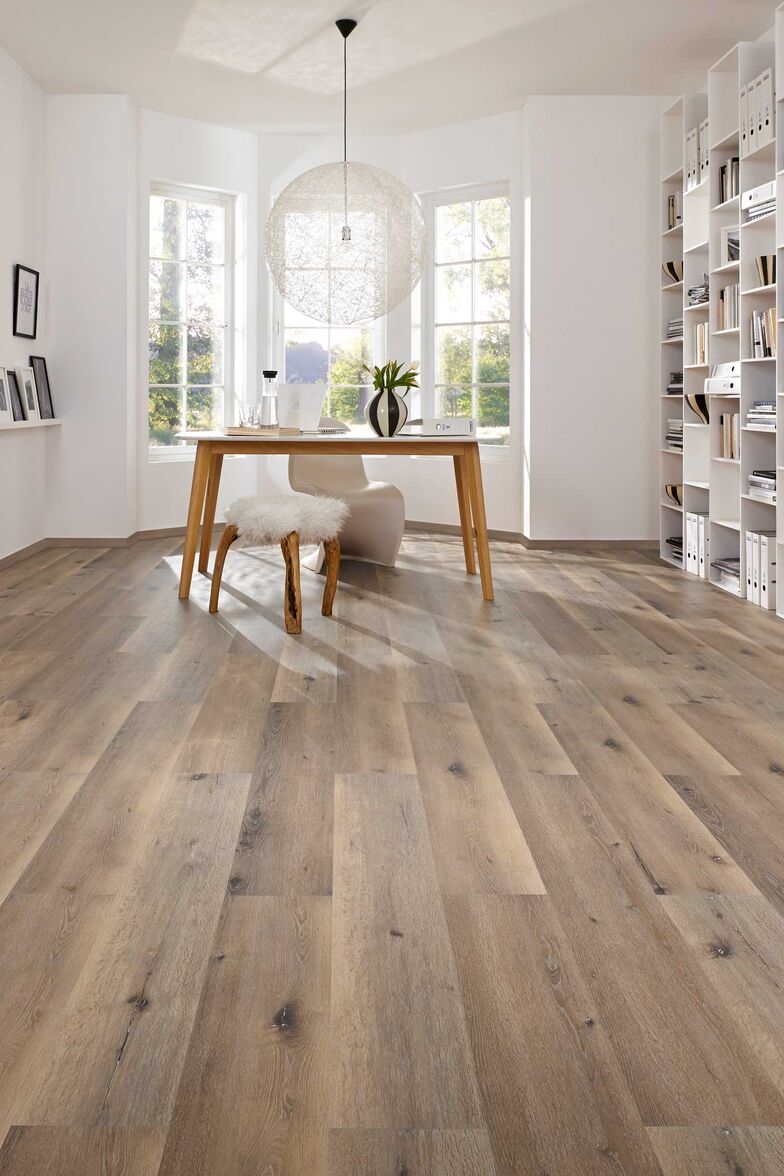 Beim Korkboden «Samoa» wird ein Holz- oder Steindekor direkt auf den Kork gedruckt. Dieses Verfahren vereint die gelenkschonende und dämmende Eigenschaft von Kork mit der grossen Dekorvielfalt von Laminat. www.tomwood.ch