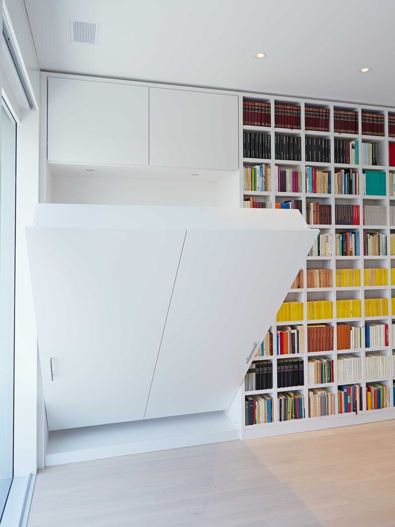Vom Bett zum Schrank: Perfekt, wenn man kein Gästezimmer hat und trotzdem für spontane Übernachtungsgäste vorbereitet sein will, ist das Klapp-Bett. Alpnach Schränke bietet eine moderne individualisierbare Variante des Klassikers an. Ob Einzel- oder Doppelbett, hoch oder seitlich klappbar – die Schrankbetten sind durch das Zugfedersystem einfach zu bedienen und haben eine integrierte Sicherung, um unbeabsichtigtes Herunterklappen zu verhindern. Praktisch und diskret nimmt das Klappbett nur dann Raum ein, wenn es tatsächlich benutzt wird.
www.alpnachnorm.ch