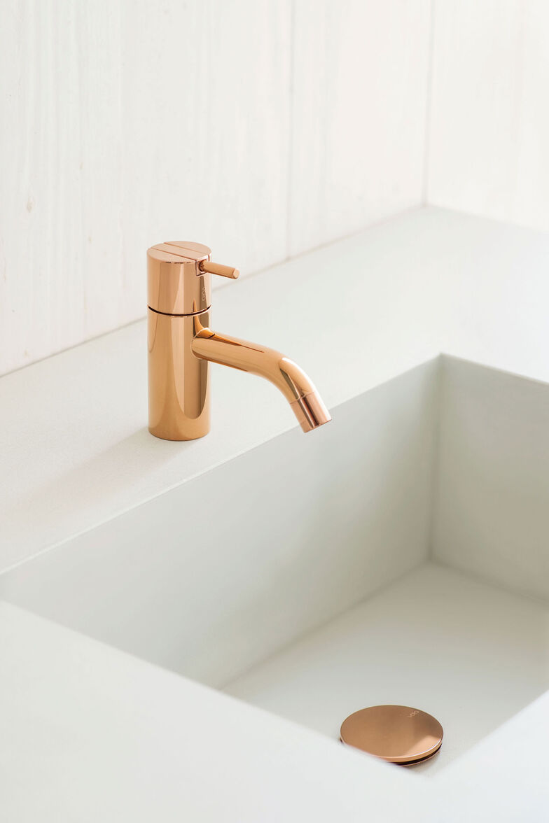 Ein weiterer Klassiker der Armaturengeschichte: Der Waschtischmischer «HV1A63 / C63», hier in der Ausführung Kupfer glanz. Die ersten Vola Armaturen entwarf Arne Jacobsen 1968. Sie wurden zum Ur-Typus und Markenzeichen. Noch heute werden alle Produkte in der Manufaktur des dänischen Traditionsunternehmen gefertigt. Vola.