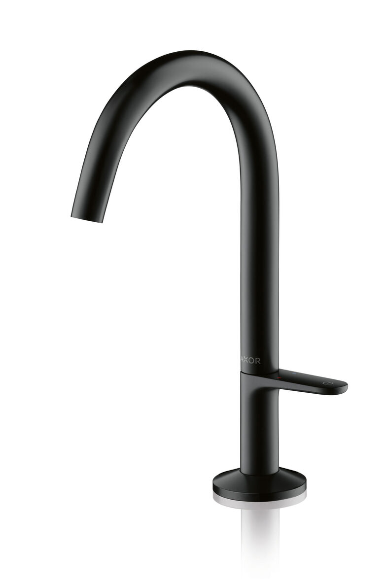 Die «Axor One» Kollektion präsentiert sich in einer ganzheitlichen Designsprache mit eleganten Archetypen für Waschtisch, Wanne und Dusche. Schlanke Silhouetten, plane Oberflächen, weiche Kanten und ausgewogene Proportionen prägen die Ästhetik. Die Kollektion ist verfügbar in Chrom, Matt Black und weiteren exklusiven Axor «FinishPlus» Oberflächen. Design: Edward Barber und Jay Osgerby. Axor / Hansgrohe.