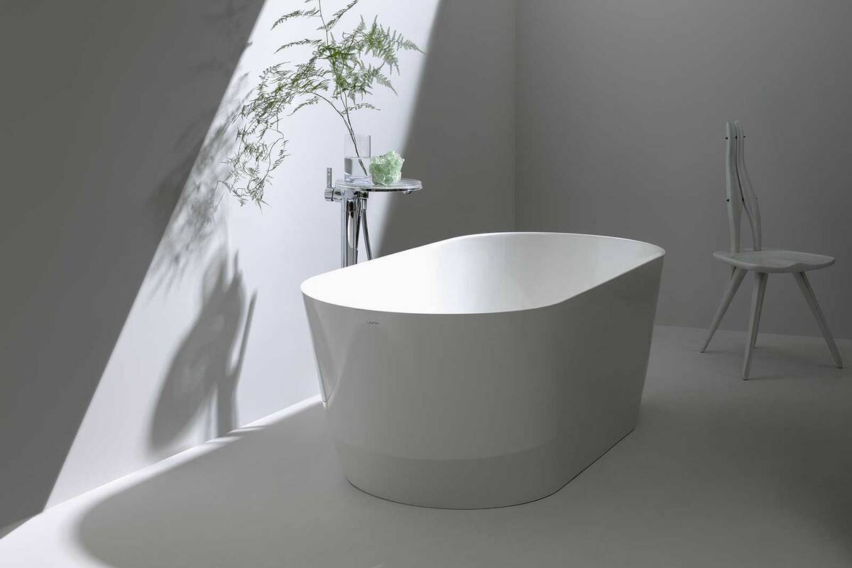 Präzise Linien, dünne Wände und eine ovale, geräumige Innenform prägen den Charakter der freistehenden Badewanne aus der Kollektion «Laufen Pro». Beim Sitzen fallen die körperstützend geformten Rückenschrägen sowie die angenehme Haptik der Oberfläche auf. Laufen Schweiz AG.