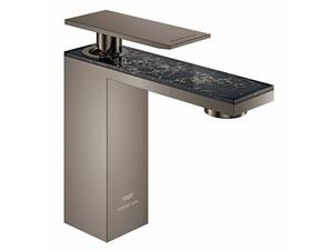 Die Waschtischbatterie der Kollektion «Allure Gravity» verkörpert modernes Badezimmerdesign. Sie ist in verschiedenen Formen, Grössen und Farben verfügbar und kann mit weiteren Armaturenelementen, wie Dekorplatten aus Glas oder Quarz, kombiniert werden. Grohe Switzerland SA.