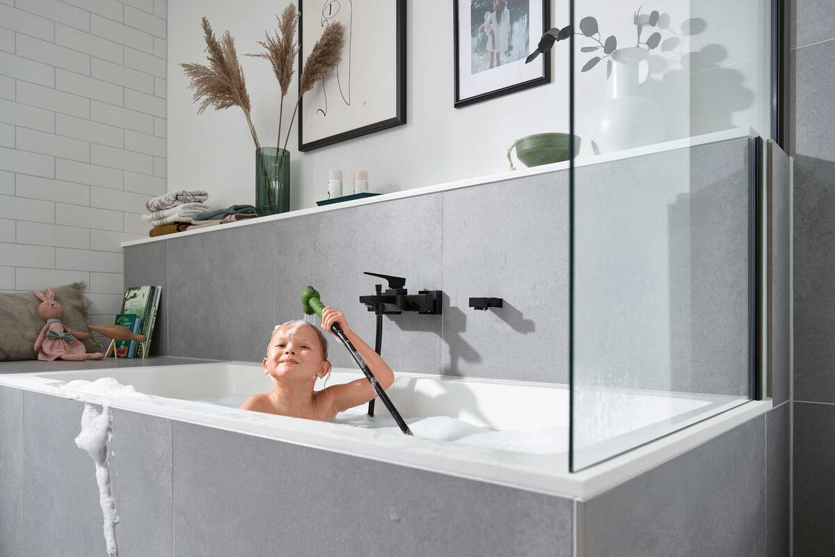 Mit der Kinderbrause MonoRain von Jocolino werden Pflegeprodukte wie Shampoo gezielt ausgespült, damit sie nicht in die Augen gelangen. Das geht dann ganz ohne Tränen ab. hansgrohe / Hansgrohe SE .
