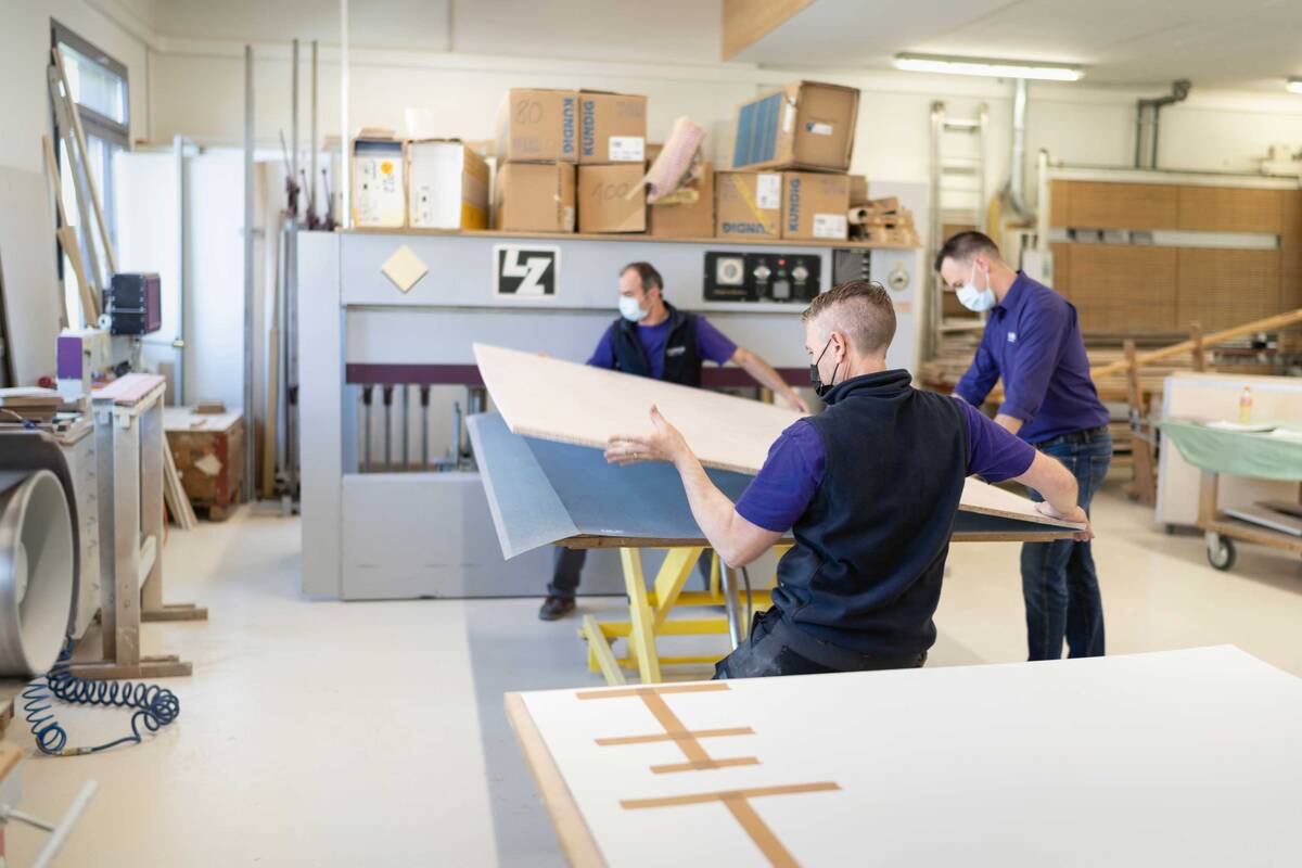 Die Mitarbeiter in der Produktion widmen sich einem Auftrag jeweils von A bis Z, ihre Arbeit bleibt also abwechslungsreich. ...