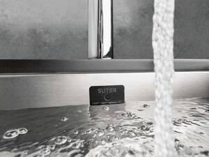 «eFlow» integriert sich fugenlos in die Beckenwand. Der Wasserfüllstand und der Ablauf des Wassers werden durch die «eControl»-Sensorbedieneinheit überwacht und gesteuert: Überschreitet das gestaute Wasser eine definierte Höhe, wird das Ablaufventil automatisch geöffnet. Suter Inox AG.