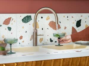 Wie eine gute Flasche Wein wird auch der Kochend-Wasserhahn Quooker in Messing Patina mit der Zeit immer schöner: Die Patina verändert langsam ihre Farbe und wird stellenweise hell- oder dunkelbraun. Quooker Schweiz AG.