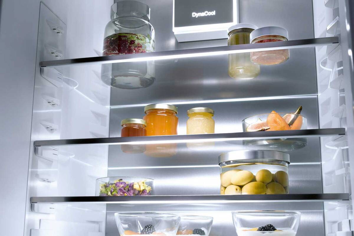 Für helles und blendfreies Licht im gesamten Innenraum sorgen in die Glasböden integrierte LEDs. Somit bleibt auch beim Verstellen der Böden das Licht gleichmässig verteilt. Miele AG.