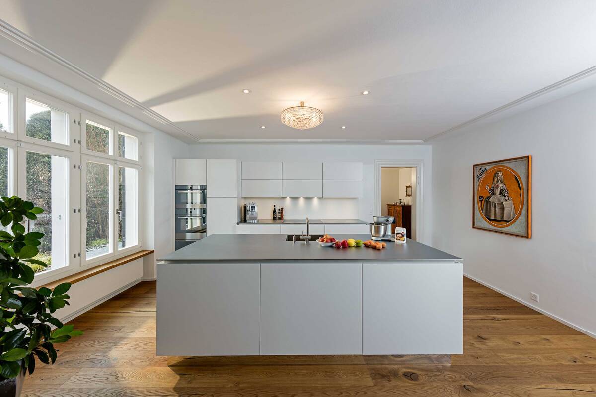 «IceDesign» nennt sich die Chromstahlabdeckung von Suter Inox (www.suter.ch) mit dem eingeschweissten Becken. Die weissen, leicht glänzenden und grifflosen Fronten machen die Küche edel und zeitlos. Furrer Küchen AG.